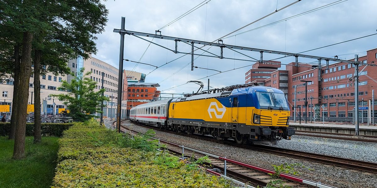 A yellow-and-blue Dutch Intercity train at Amsterdam Centraal station