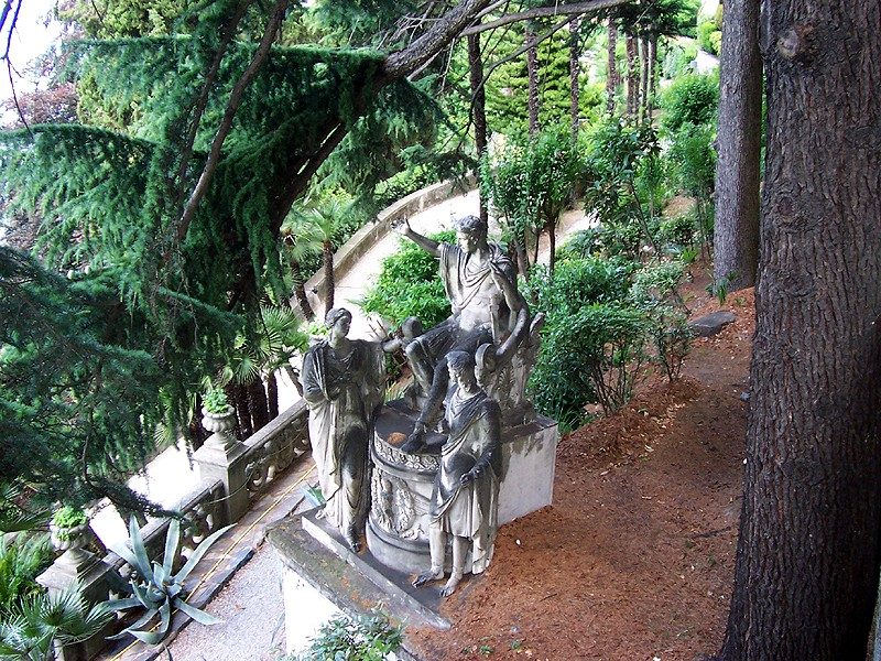 Statues and gravel paths in the lakeside botanical garden of Villa Monastero at Varenna