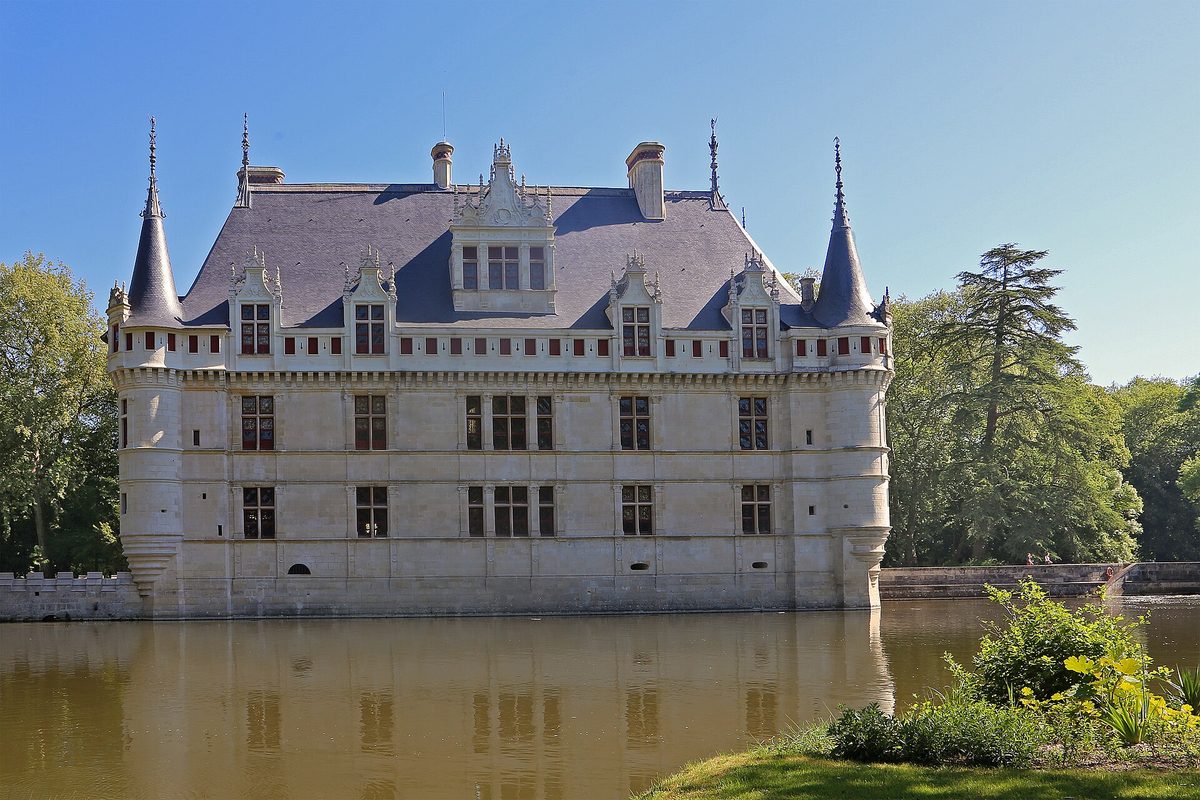 The Château d'Azay-le-Rideau rising straight out of its water mirror on the River Indre