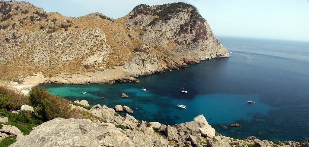 Cliffs and turquoise water on the Formentor peninsula, the subject of this Mallorca travel guide