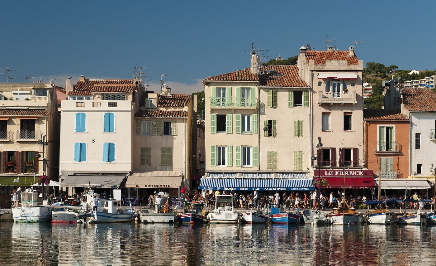 Pastel houses around the fishing harbour at Cassis in Provence